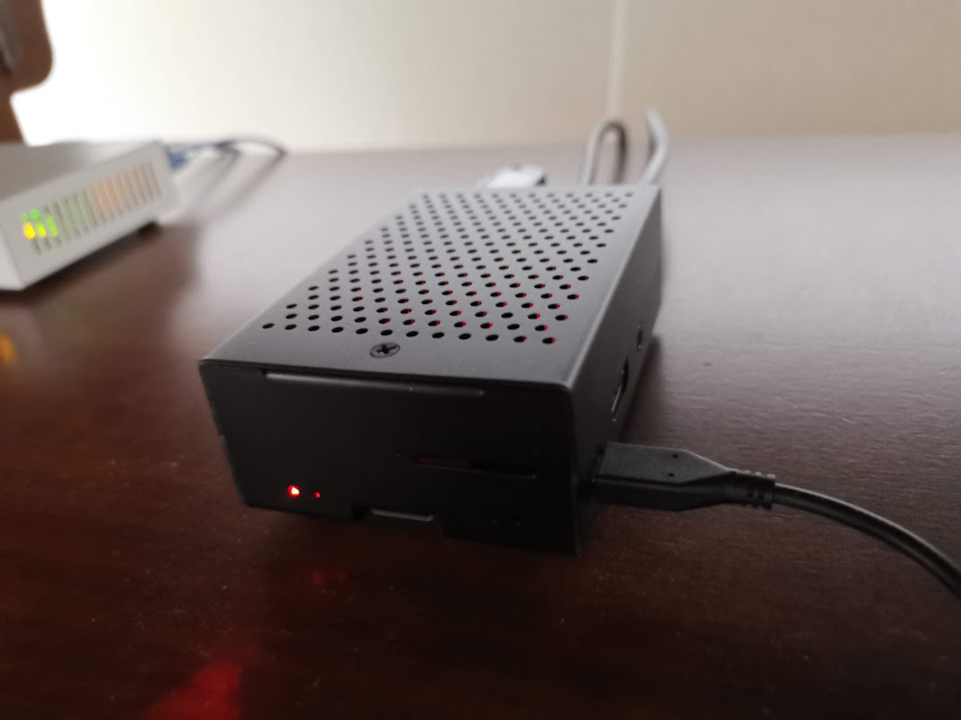 Raspberry Pi 2 Model B で稼働する自宅サーバー